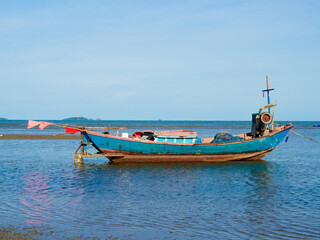 Fototapeta na wymiar local boat on the sea