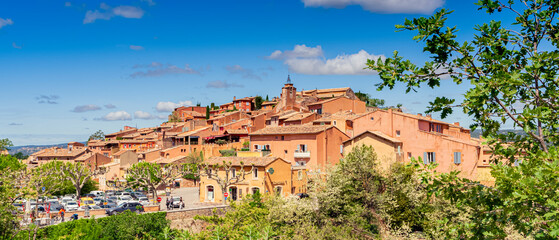 Vue du village de Roussillon, dans le Lubéron, sud de la France. Village coloré avec façades de couleur ocre.	
