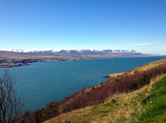 Blick auf den Nordatlantik und die Küste von Island in der Nähe der Ortschaft t Akureyri.
