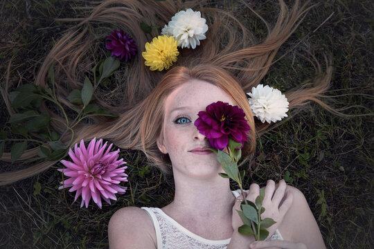 donna fiori ritratto arte primavera artistica donna capelli occhi di ghiaccio 