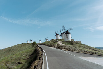 Paisaje castellano manchego de Consuegra con sus molinos de viento