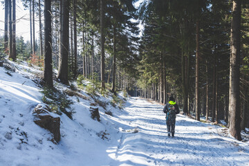Samotny spacer w górach zimą, najpiękniejsze widoki - obrazy, fototapety, plakaty