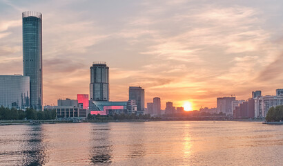 Naklejka premium Beautiful sunset on the Iset river in Yekaterinburg, Russia
