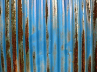劣化し錆びだした青い波板 