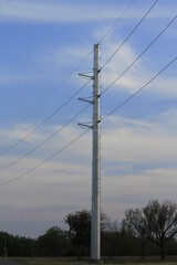 Obraz premium Kansas power lines with a metal pole and blue sky in Hutchinson Kansas USA.