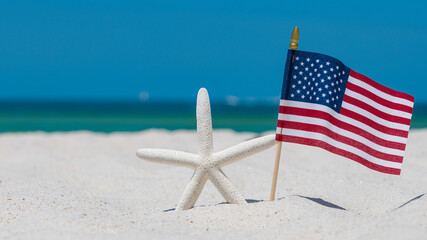 Starfish or Sea Star and American Flag.  4th of July Independence Day. Ocean Beach sand. Summer vacations. Bright sunny day and blue color of salt water. Florida paradise. Tropical nature. Seascape. - obrazy, fototapety, plakaty
