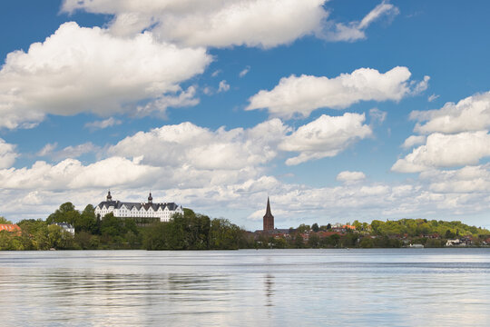 Pl&ouml;n, Ploen, Gro&szlig;er Pl&ouml;ner See, skyline Pl&ouml;n mit Pl&ouml;ner Schloss und Nikolaikirche