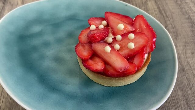 Tarte aux fraises sur une assiette