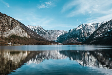 Fototapeta na wymiar Lake in Hallstatt surrounded by alpine mountains