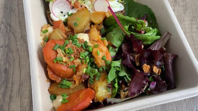 Tartine de saumon gravlax et salade dans une barquette
