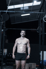 Naklejka premium young man training inside a gym with functional exercise. athlete body