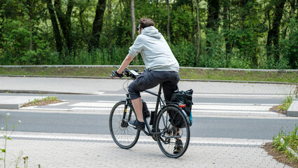 Fahrradfahrer an Straßenrand
