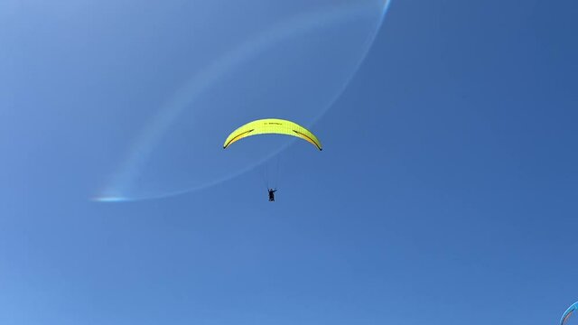 Parapente au dessus de la dune du Pilat, bassin d&rsquo;Arcachon en Gironde