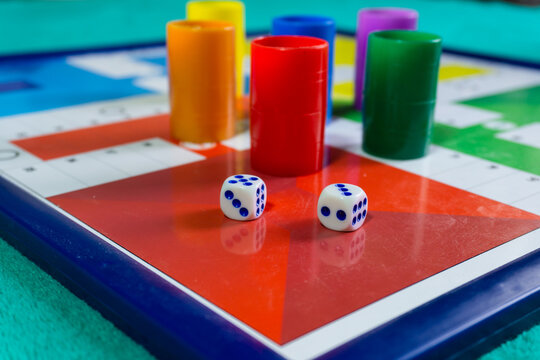 Tablero de parchis con fichas de colores y dados