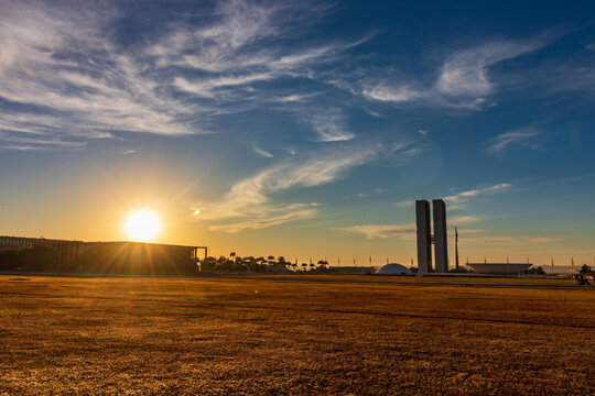Nascer do sol na Esplanada dos Minist&eacute;rios em Bras&iacute;lia, capital do Brasil, com o Congresso Nacional e o Pal&aacute;cio da Justi&ccedil;a ao fundo.