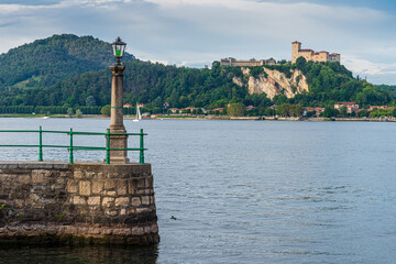 Rocca di Angera e lago Maggiore. Panorama. Lombardia. Italia