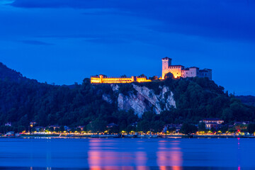 Rocca di Angera e lago Maggiore. Panorama notturno. Lombardia. Italia