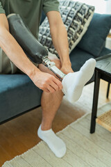 靴下を履く義足の男性