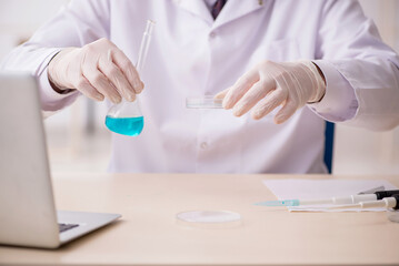 Fototapeta premium Old male chemist working in the lab