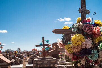 Tumbas coloridas llenas de flores en cementerio de la Provincia de Salta, Argentina