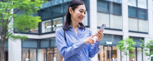 携帯を持つミドル女性