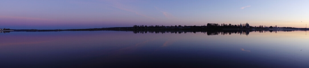 Obraz premium Panorama of the wide river on a summer evening.