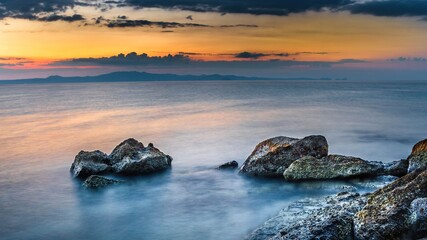 Widok o wschodzie słońca na skały w morzu adriatyckim