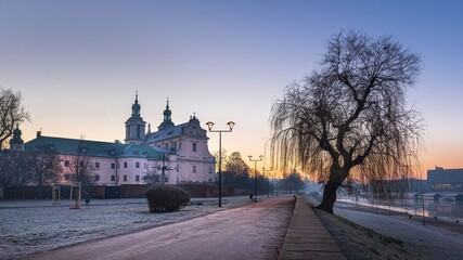 Zimowy widok w chłodny poranek na kościół na Skałce w krakowie
