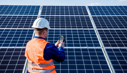 Inspector examination of photovoltaic modules using a thermal imaging camera