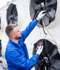Testing with an anemometer of an axial fan of the condensing unit