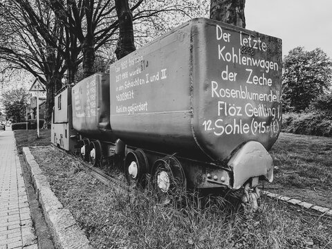 Grubenbahn der Zeche Rosenblumendelle 2 Waggons mit Kohle, Aufnahme von Hinten schwarz-wei&szlig;. Bergbau NRW.