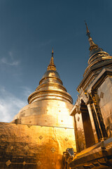Fototapeta premium Golden Thai temples and pagodas