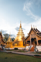 Fototapeta premium Golden Thai temples and pagodas