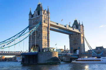 Obraz na płótnie Canvas A view of the Tower Bridge in the evening