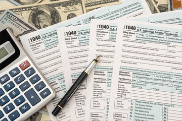Fototapeta na wymiar filling US individual income tax return 2021 year