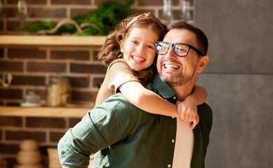 Obraz premium Young joyful father and daughter playing together at home