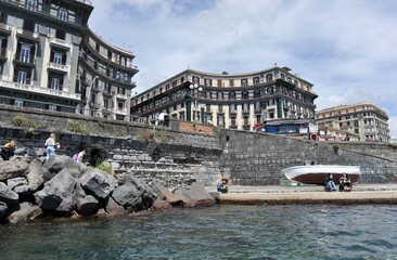 Napoli - Turisti sulla scogliera di Via Nazario Sauro dalla barca