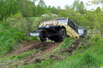 Wheels of a four wheel drive vehicle off the ground