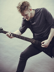Obraz premium Man playing on electric guitar