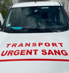 voiture de transport de sang urgent