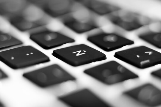 teclado en espa&ntilde;ol de ordenador en blanco y negro con la tecla &ntilde;