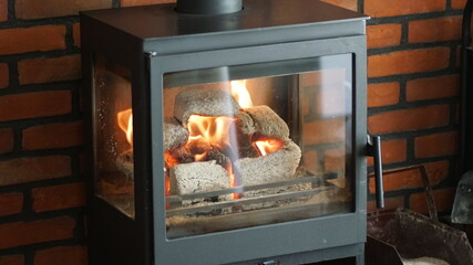 Kominek, ogień w kominku i odpoczynek przy płomieniach z kominka  © klumb