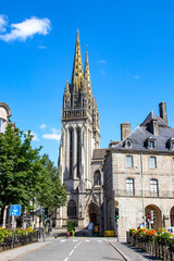 Quimper. Vue sur la cathédrale Saint-Corentin depuis une rue du centre- ville. Finistère....