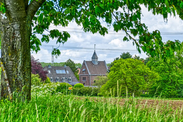 Dorf und historische Kirche von Meerbusch Ossum
