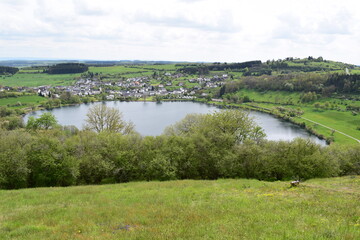 Schalkenmehrener Maar und Dorf Schalkenmehren im Frühling