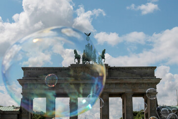 Eine Seifenblase vor dem Brandenburger Tor in Berlin. © Jan