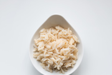 Naturreis in Schale, Hintergrund weiß
