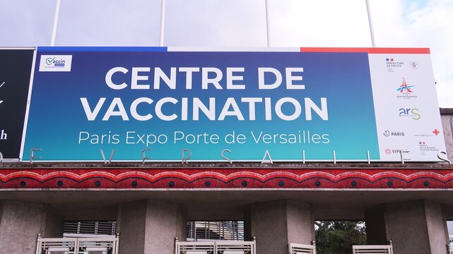 Pancarte à L'entrée D'un Grand Centre De Vaccination Français (vaccinodrome) Contre La Maladie Du Covid 19, Au Parc Des Expositions De La Porte De Versailles à Paris – Mai 2021 (France)