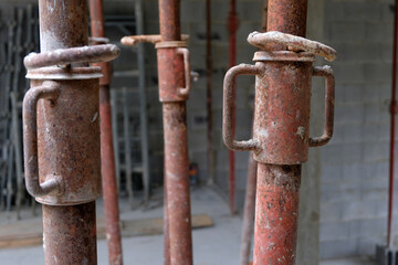 Fixation d'étais en acier en gros plan