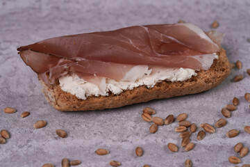 Ravvicinato di crostino al prosciutto
